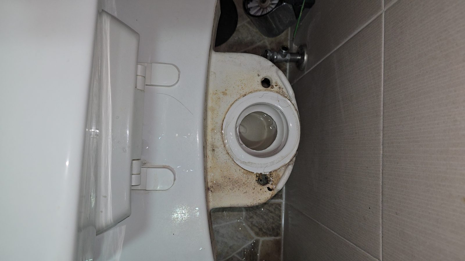 변기 물탱크 분리 후 접합부 물때